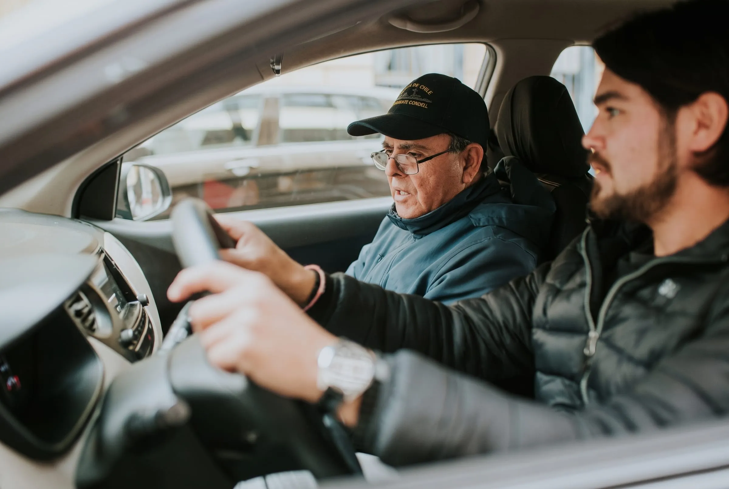 Alumno al volante junto a su instructor
