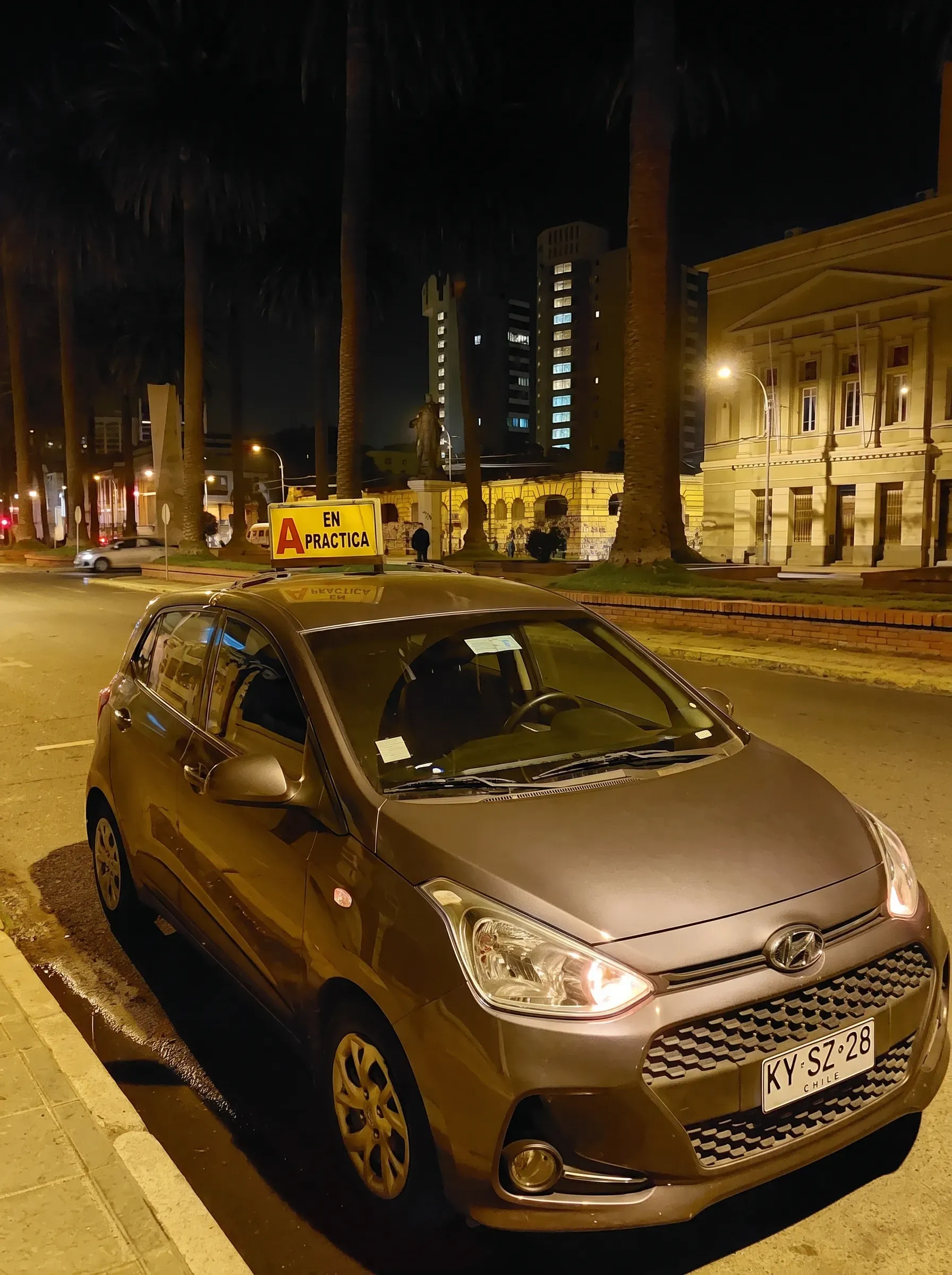 Auto de la escuela de noche en Valparaíso