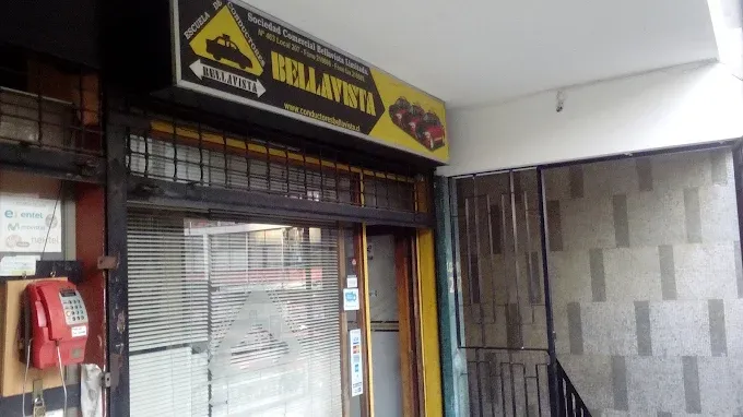 Fachada de la oficina de la escuela con su letrero en Bellavista 463