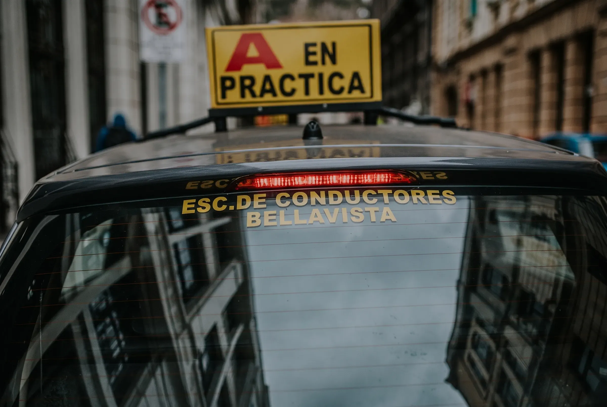 Luneta del auto con el letrero Escuela de Conductores Bellavista