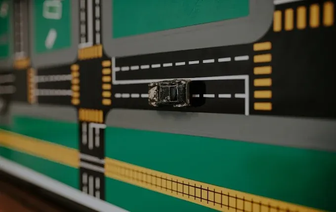 Maqueta de calles con un auto a escala
